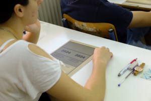 Πανελλήνιες 2024: Γονείς κουβάλησαν... ανεμιστήρες στο σχολείο για τα παιδιά τους - Λιποθύμησε φοιτητής στο ΑΠΘ - εικόνα 2