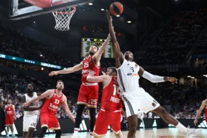 Χαμός μετά τον αποκλεισμό των Μπακς: Γιατί ο Αντετοκούνμπο έγινε έξαλλος με πατέρα αντίπαλου παίκτη [βίντεο]