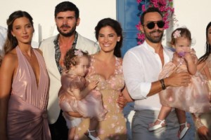 Συγκίνηση για Τανιμανίδη - Μαυρίδη: Η εγκάρδια αγκαλιά των δύο ανδρών στη βάφτιση των διδύμων [βίντεο]