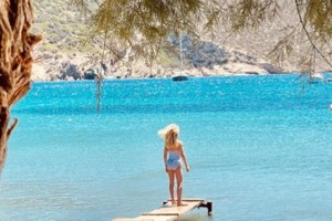 Βίκυ Καγιά: Εντυπωσιακές φωτό με μαύρα μαγιό - Οι πόζες με ολόσωμο και μπικίνι