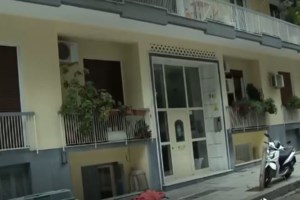 Απόπειρα δολοφονίας στην Καλλιθέα: Μέχρι και ξίφος είχε η 51χρονη που μαχαίρωσε τον σύντροφό της