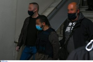 Φονικό στη Μακρινίτσα - Σοκάρει η περιγραφή της μητέρας: "Ελάτε εδώ πουλάκια μου" φώναξε ο δράστης πριν σπάσει την πόρτα