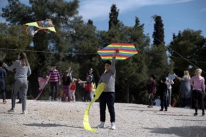 Καθαρά Δευτέρα με βροχές και χιόνια: Ραγδαία επιδείνωση του καιρού από αύριο