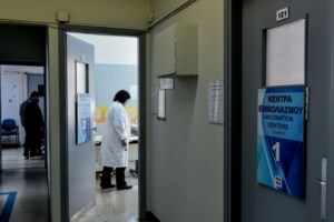 Μόσιαλος: Το νέο εμβόλιο από Οκτώβρη έχει νόημα μόνο αν αντιμετωπίζει την υποπαραλλαγή Β5 - εικόνα 2