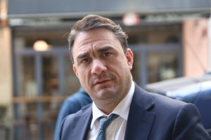 Γκρίνιες στο ΠΑΣΟΚ: Η απουσία Ανδρουλάκη από την κηδεία Σαββόπουλου και το αυτογκόλ με τον "φιλομητσοτακικό" διευθυντή