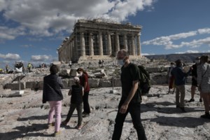 Reuters: Η Ελλάδα από τον Μάιο ετοιμάζει ξαπλώστρες και ομπρέλες για τους τουρίστες - εικόνα 2