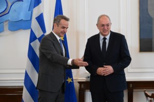 Συνάντηση Μητσοτάκη με τους 13 περιφερειάρχες: Στο επίκεντρο η υλοποίηση των προγραμμάτων ΕΣΠΑ - εικόνα 2