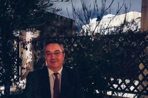 Λάβρος ο Φίλης κατά της Ιεραρχίας λόγω Μόσιαλου: Δεν ανέχεται ούτε μία χιουμοριστική νότα