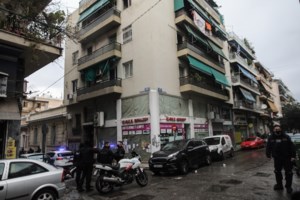 Τρόμος στην Κυψέλη για επιθέσεις σε νεαρές κοπέλες: Κάμερα κατέγραψε τον ύποπτο άνδρα - Κυκλοφορεί ελεύθερος - εικόνα 2