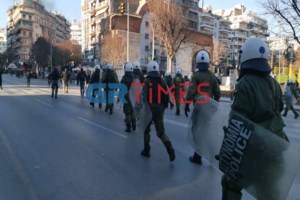 Θεσσαλονίκη: Διαδηλωτής πετάει μολότοφ και πέφτει στις φλόγες [Βίντεο]