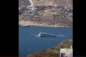 Ιταλία: Η στιγμή που σούπερ - γιοτ 40 μέτρων βυθίζεται μέσα σε λίγα λεπτά [Βίντεο]