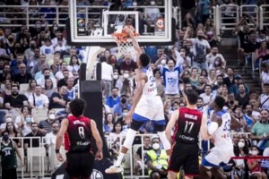 Τεράστιος Γιάννης Αντετοκούνμπο: Χάρισε τη φανέλα του σε παιδί με ειδικές ανάγκες [Εικόνες, βίντεο]