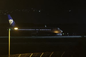 "Ελ. Βενιζέλος": Δεν βρέθηκε βόμβα – Λήξη συναγερμού στο Boeing της Ryanair από Πολωνία [εικόνες] - εικόνα 2