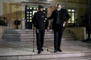 Ο Φουρθιώτης με χειροπέδες και πατερίτσες - Οι νέες περιπέτειες του τηλεπαρουσιαστή στα δικαστήρια