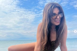 Η Τζένη Θεωνά έγινε νονά με οσκαρική εμφάνιση - Κούκλα, με κατακόκκινο strapless φόρεμα [εικόνες]