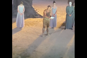 Λιγνάδης: Πανό "βιαστής είναι" και στη συναυλία του Θανάση Παπακωνσταντίνου - Το μήνυμα του τραγουδοποιού