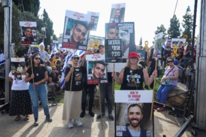 Απολογία Νετανιάχου για τους 6 ομήρους: "Συγγνώμη που δεν τους φέραμε πίσω ζωντανούς"- Απειλές Χαμάς ότι θα επιστρέψουν όλοι σε σάβανα - εικόνα 9