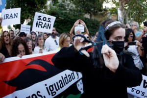 Σύνθια Σάπικα: Έκοψε τα μαλλιά της on air η παρουσιάστρια ειδήσεων της ΕΡΤ3 - Η συμβολική κίνηση για την Αμινί [βίντεο]