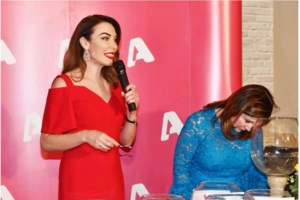 Τατιάνα Στεφανίδου: Στιλάτη στην Καβάλα με μπεζ robe coat - Oι τρεις διαφορετικοί τρόποι που το φόρεσε - εικόνα 6