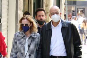Νίκος Δένδιας: Αγκαλιά με τη σύζυγό του, Δάφνη, στο κέντρο της Αθήνας - Μαζί τους στη βόλτα και ο γιος τους, Στέφανος - εικόνα 4