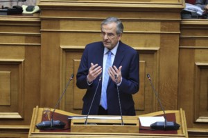 Στιγμιότυπα από την ψηφοφορία στη Βουλή: Η παρουσία Καραμανλή, το "πηγαδάκι" της Ντόρας και τα υπουργικά "δίδυμα" - εικόνα 5