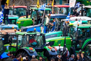 Πάνω από 160 τρακτέρ και 6.000 αγρότες "πλημμύρισαν" το Σύνταγμα - Πληροφορίες ότι μπορεί κάποιοι να παραμείνουν
