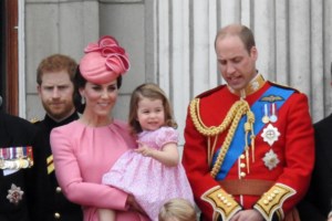 Ο Γουίλιαμ πήγε με τον πρίγκιπα Τζορτζ σε αγώνα κρίκετ και έκλεψε την παράσταση [εικόνες]