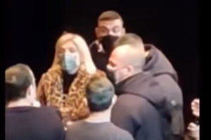 Η Σάσα Σταμάτη, ο Ζαραλίκος και η έφοδος επί σκηνής: Το φαρμακερό σχόλιο της Ακρίτα και οι δηλώσεις "φωτιά"