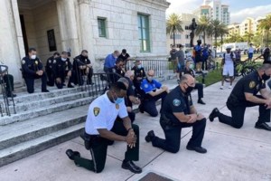 Τζορτζ Φλόιντ: "Καίει" τον αστυνομικό Ντέρεκ Τσόβιν η ιατροδικαστική έκθεση- Ηταν ανθρωποκτονία... - εικόνα 2