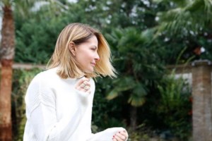 Μαρίνα Πατούλη: Με χρυσό μπικίνι και 60's καπέλο ποζάρει στην πισίνα του σπιτιού της