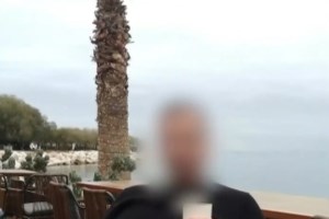 "Κακό γατάκι, έλα κάτσε στα πόδια μου": Γυμνές φωτογραφίες έστελνε ο καθηγητής στη 14χρονη - "Στριμωχνόταν δίπλα στα κοριτσάκια" - εικόνα 2