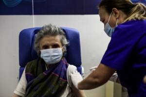 Στο νοσοκομείο Ελπίς ο Κικίλιας μαζί με τον κ. Τάσο και τον κ. Νίκο που εμβολιάστηκαν