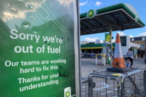 Χάος διαρκείας στη Βρετανία: Οι τιμές των Χριστουγέννων θα αυξηθούν προειδοποιούν οι οδηγοί φορτηγών