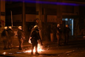 ΑΠΘ: Στο Εγκληματολογικό δεκαεννέα βόμβες μολότοφ σε εξωτερικό χώρο, κοντά στο Χημείο