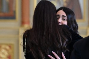 Αλέξης Κούγιας: Στην κηδεία του η μητέρα και η αδελφή της Ρούλας Πισπιρίγκου - Απών ο Δημήτρης Λιγνάδης - εικόνα 2