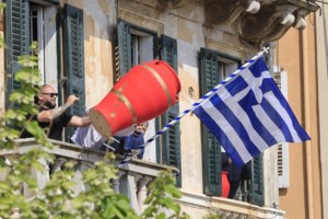 Ανάσταση με τα ΜΑΤ στον Νέο Κόσμο: Μπλόκο στο "έθιμο" με τις μολότοφ, με ελέγχους και προσαγωγές