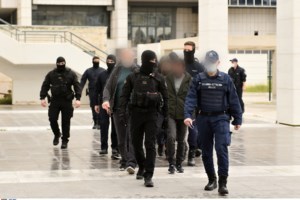 Κολωνός: Ένταση στη δίκη για τη 12χρονη - Αποβλήθηκε η μητέρα της, πέταξε μαρκαδόρο στη δικηγόρο του Μίχου [Βίντεο]