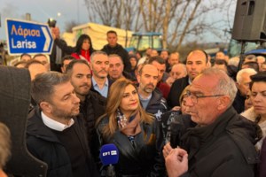 Στους δρόμους οι αγρότες - Απέκλεισαν για μια ώρα την Εθνική Οδό Κοζάνης- Φλώρινας