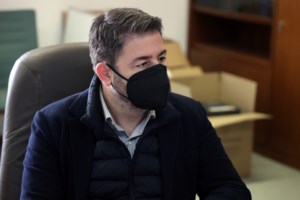 Ο ΣΥΡΙΖΑ "τρολάρει" την Παπακώστα: "Να επιβληθούν πρόστιμα και σε όσους κόπηκε το ρεύμα επειδή άναψαν πολλά σώματα"