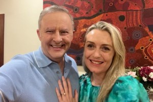 Viral έγινε η τούμπα του πρωθυπουργού της Αυστραλίας Αντόνιο Αλμπανέζι: Σε προεκλογική εκδήλωση [βίντεο] - εικόνα 4