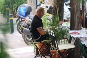 Πέτρος Κωστόπουλος: "Στα δύσκολα το μόνο που σε κρατάει είναι τα παιδιά - Μπορεί να σκεφτείς μέχρι και να πυροβοληθείς"