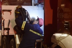 Φωτιά κοντά στα διόδια Ελευσίνας – Δυνάμεις της πυροσβεστικής στο σημείο