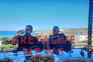 "Έχουμε μήνυμα, έχουμε κίνημα" φώναξε στο Ηράκλειο ο Κασσελάκης- Παγωτό στον δρόμο, selfies και περιποίηση προσώπου - εικόνα 6