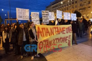 Θεσσαλονίκη: Η στιγμή που κουκουλοφόρος χτυπά αστυνομικό μπροστά από τον κινηματογράφο "Ολύμπιον" [βίντεο]