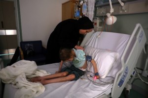 Στην Ιταλία για επέμβαση τo μοναδικό από τα 10 παιδιά της Παλαιστίνιας γιατρού που σώθηκε από τους βομβαρδισμούς - εικόνα 2