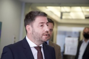 Ο Ανδρουλάκης στην αγορά της Καλλιθέας: Η κυβέρνηση χαϊδεύει τις τράπεζες και επιδοτεί τα υπερκέρδη