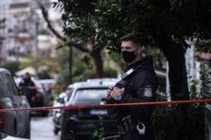 Ρούντι Γιάνγκμπλαντ: Κρατείται στο ΑΤ Γαλατσίου ο Αμερικανός ηθοποιός - Έβγαλε μαχαίρι σε αστυνομικούς, έχει λήξει η βίζα του