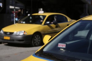 Νέα Σμύρνη: Στο αστυνομικό τμήμα οδηγήθηκε ο επιδειξίας που κυνηγούσε κοπέλα "με το μόριό του έξω"