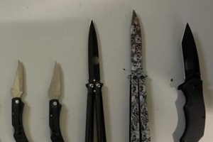 Συναγερμός στην Πυροσβεστική για φωτιά σε διαμέρισμα στο Παγκράτι: Τραυματίστηκε πυροσβέστης [Βίντεο]