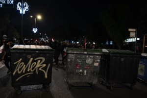 Επεισόδια στο Μοναστηράκι: Ελεύθερος ο 27χρονος ακροδεξιός με το μπιτόνι στον ΗΣΑΠ - "Δεν φώναξα εγώ κάψτε τους"